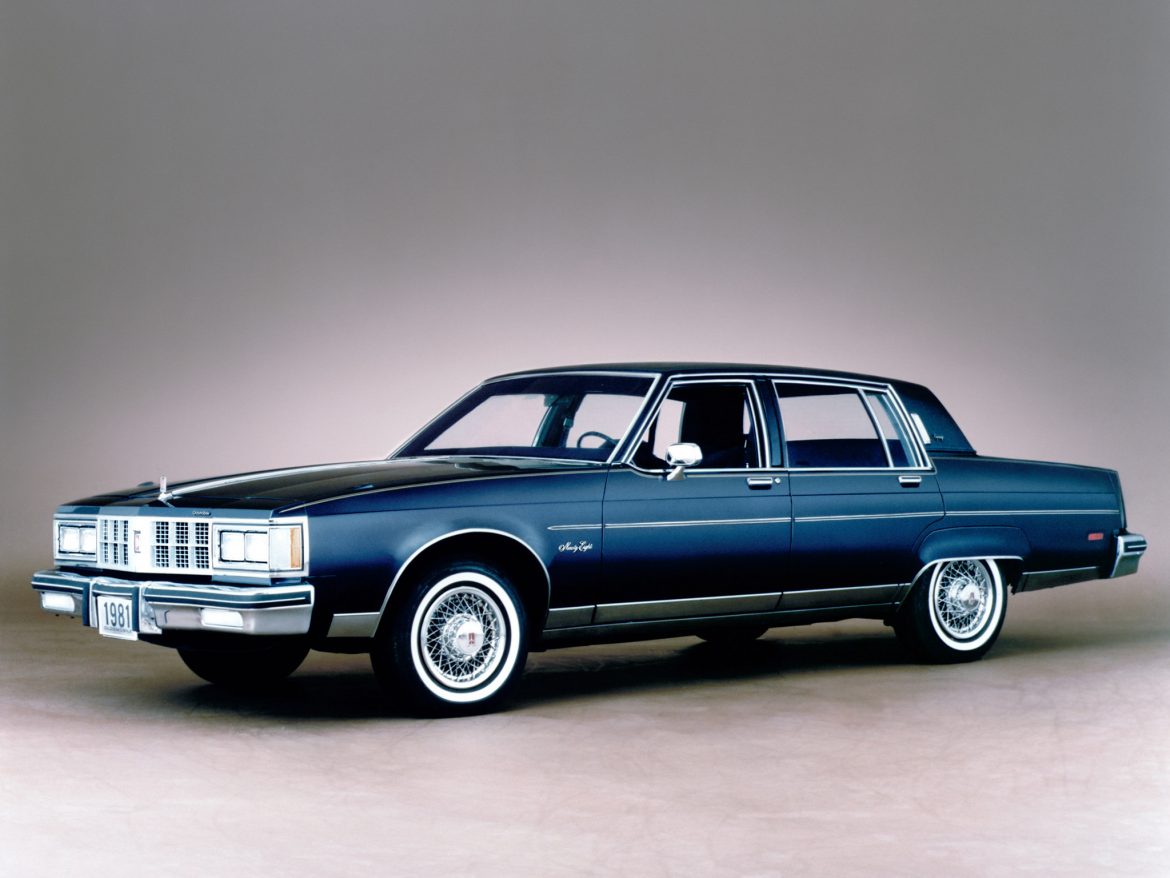 OLDSMOBILE 98 Luxury Town Sedan. Lujo puramente americano.